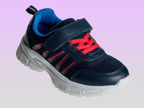 运动鞋舒适，鞋底柔软，童鞋休闲孤立图片下载