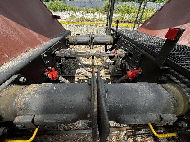 第二张图片显示了两个列车车厢之间的耦合机制的特写。图片下载