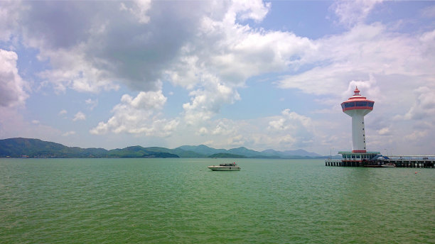 以海岸线为背景的船只图片下载