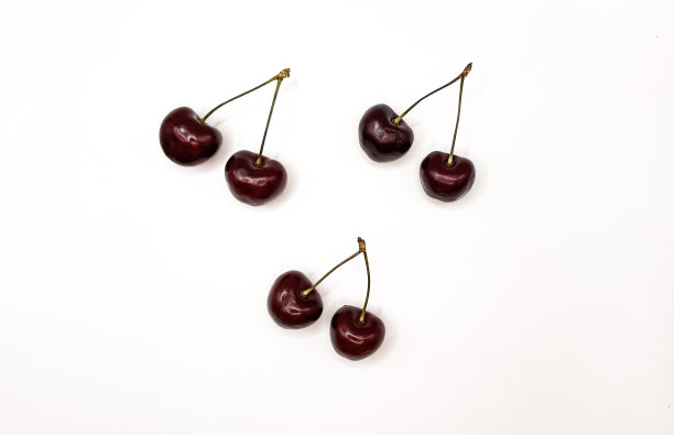 新鲜的红樱桃水果在盘子上的白色背景的特写。高质量照片图片下载