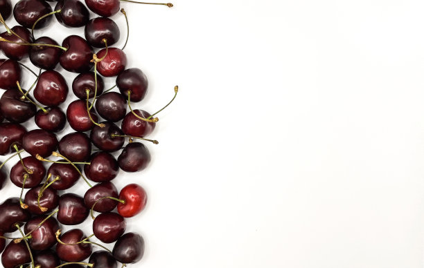 新鲜的红樱桃水果在盘子上的白色背景的特写。高质量照片图片下载