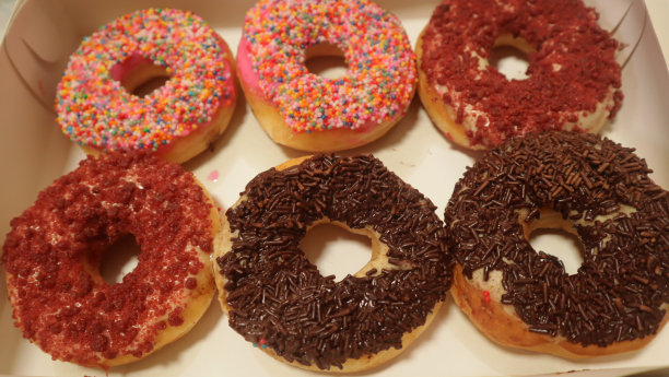 照片的甜甜圈在一个盒子与各种变体，食品摄影产品图片下载