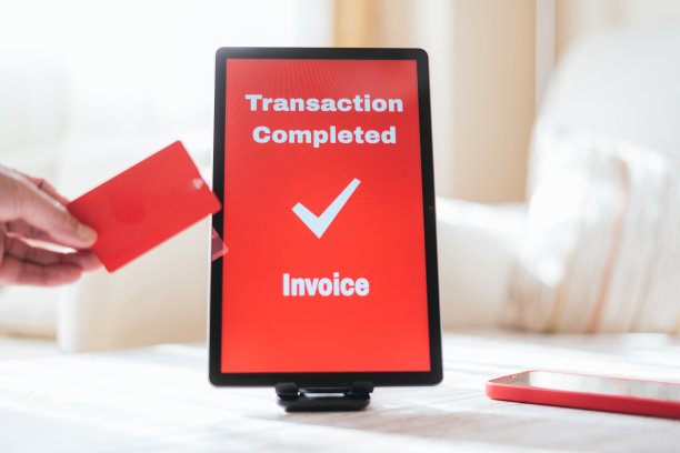 现代数字支付与平板电脑和信用卡。图片下载