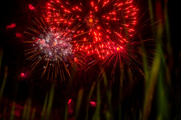 金光闪闪的烟花照亮了夜晚图片下载