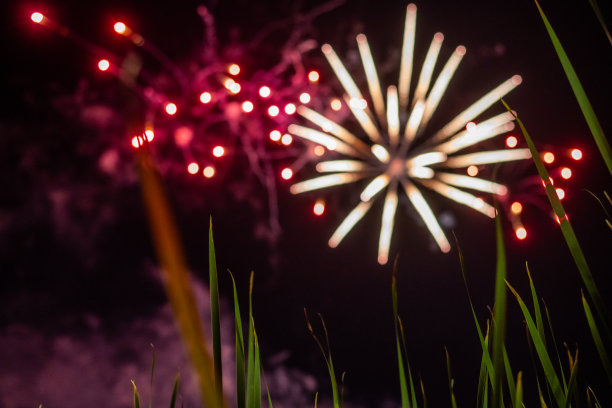 闪闪发光的彩色烟花创造了一个令人惊叹的展示。图片下载