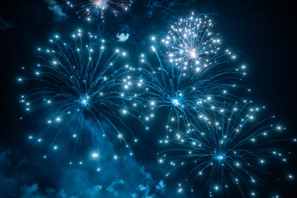 蓝色的烟花迸发出明亮的火花图片下载