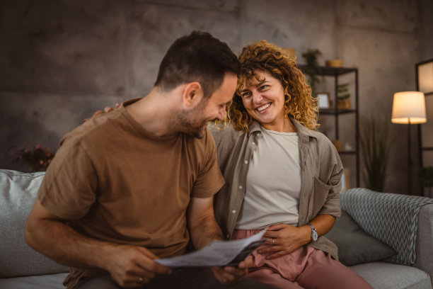 一对夫妇看着超声波图片，阅读婴儿的医疗记录图片下载