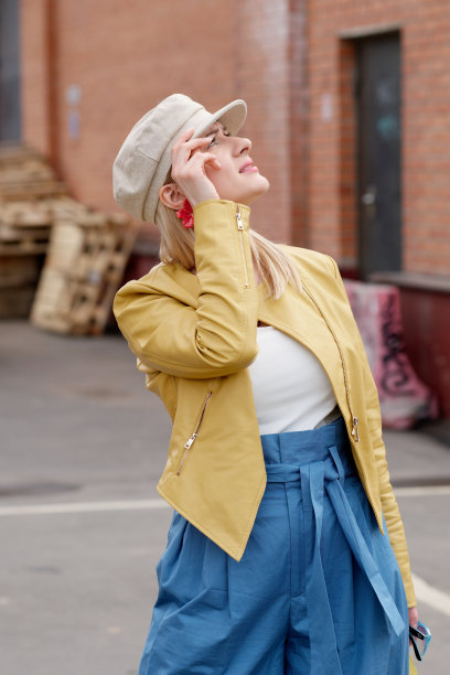 女士仰望天空。看着头顶上的东西。图片下载