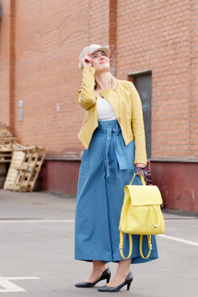 女士仰望天空。看着头顶上的东西。图片下载