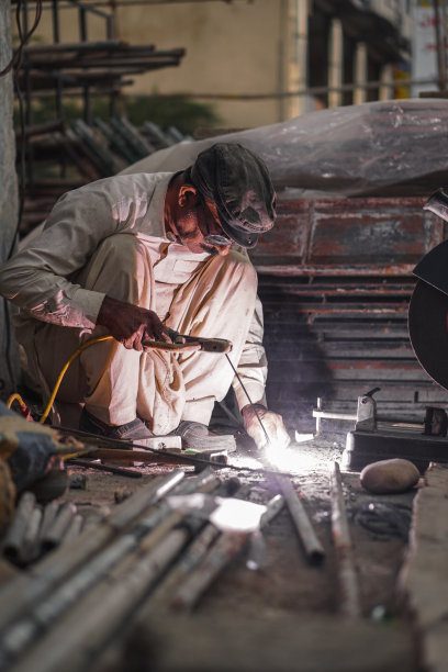 焊工在车间里用闪光和火花焊接金属图片下载