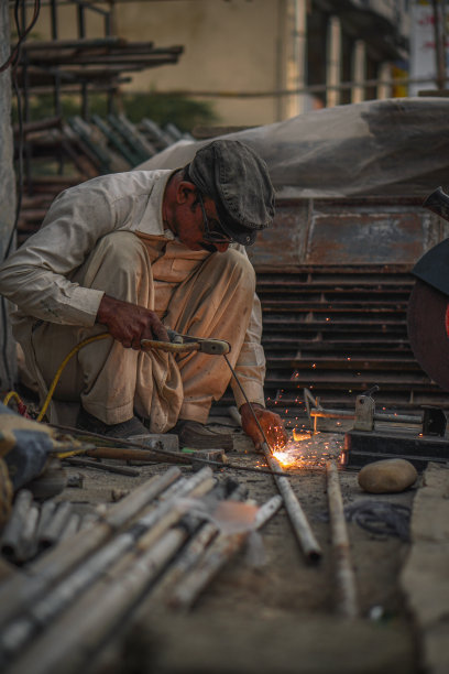 熟练的焊工在车间焊接金属管道图片下载