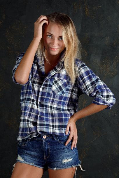 时尚模特穿着牛仔裤，短裤和衬衫，没有化妆的测试照片。图片下载