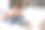 年轻女性在线约会或在家视频聊天，与男友或朋友在笔记本电脑上喝咖啡或茶。女性在舒适的公寓里使用科技产品，放松身心。图片下载