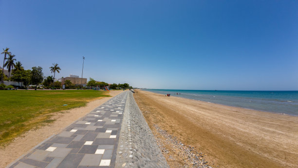 春天里阿曼马斯喀特金色沙滩的照片图片下载