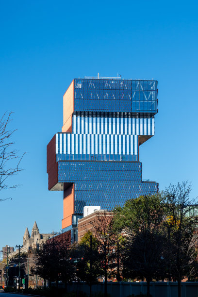 位于美国马萨诸塞州波士顿联邦大道的波士顿大学计算与数据科学中心大楼图片下载