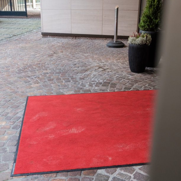 酒店入口前红地毯的部分照片图片下载
