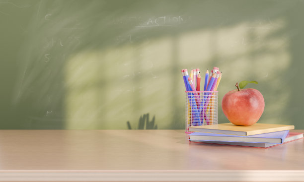 桌子上的苹果和铅笔，黑板前的书和复制空间图片下载