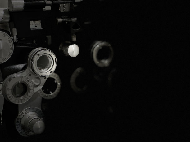 极简主义的图像部分眼科照相机对黑色背景与复制空间•股票照片图片下载