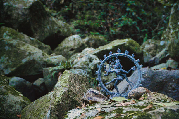 岩石与佛陀图片下载