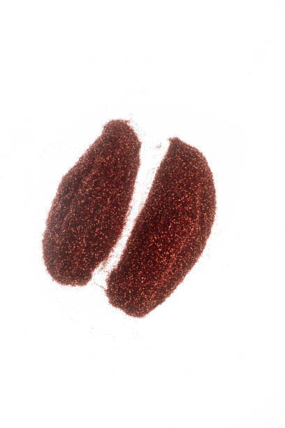 两堆红铜躺在白底上闪闪发光图片下载