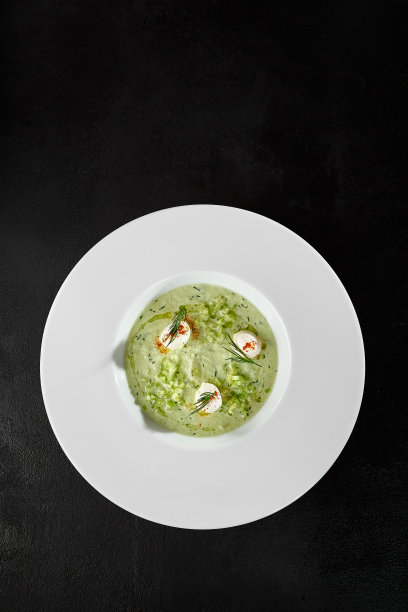 优雅的黄瓜西班牙冷汤与马苏里拉奶酪黑色背景-美食菜肴照片图片下载