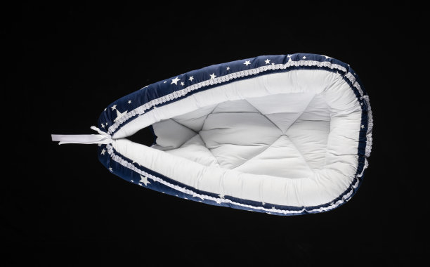 孩子们懒洋洋地躺在黑色的背景上独自睡觉图片下载