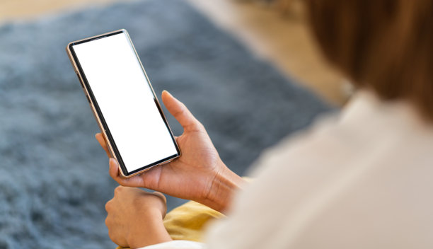 人类在现代智能手机上工作，拥有空白的移动屏幕，用于广告，模型，技术，广告，搜索信息，创意设计，社交媒体，在线营销，聊天，电话图片下载
