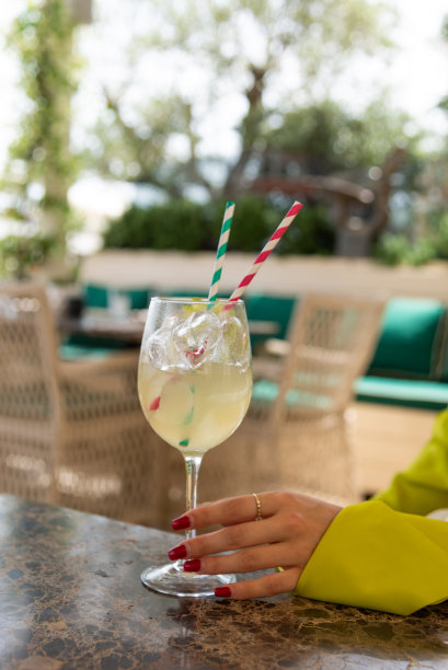在地中海喝莫吉托鸡尾酒，库存照片图片下载