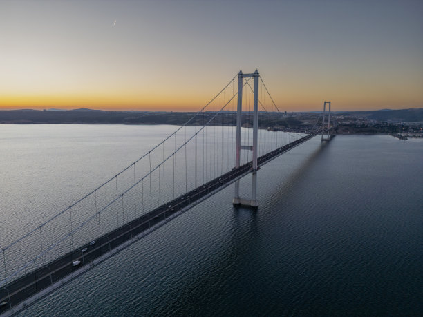 日落时分位于伊兹密的奥斯曼加齐大桥（伊兹米特湾大桥）鸟瞰图片下载