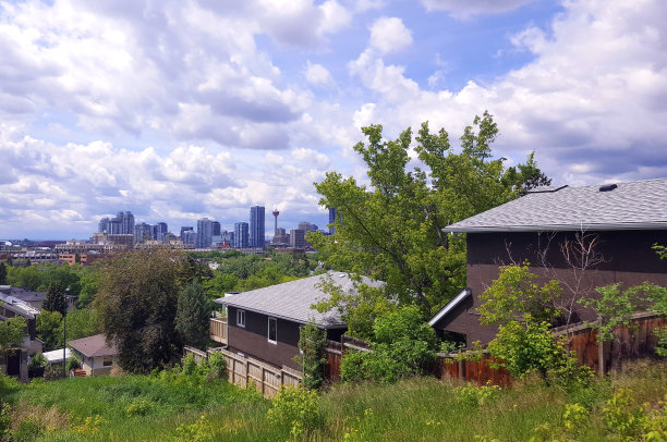 从旧空地欣赏卡尔加里天际线的美景图片下载