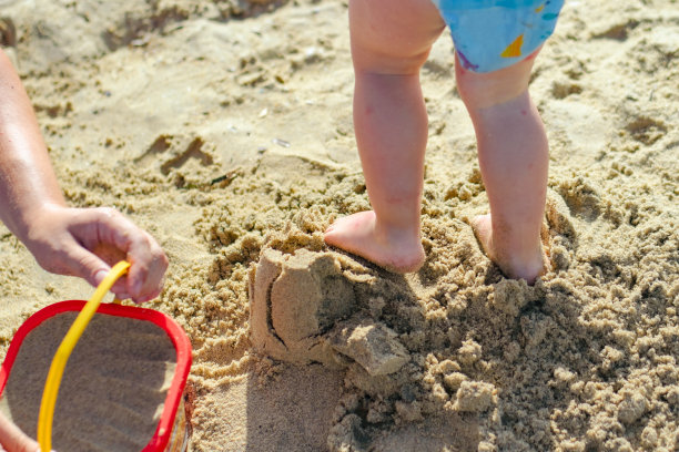 婴儿的脚在沙子里的库存照片图片下载