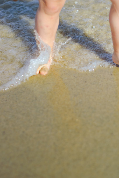 婴儿的脚在沙子里的库存照片图片下载