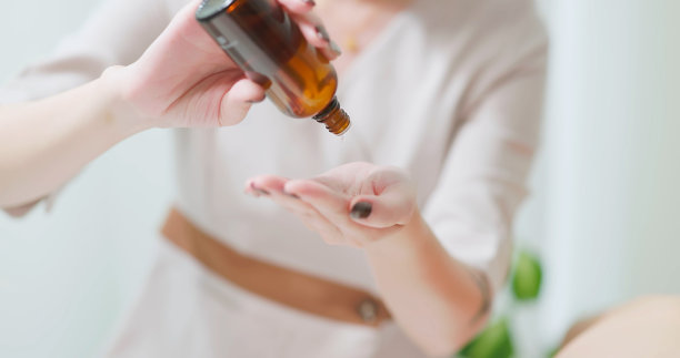 亚洲按摩精油手图片下载