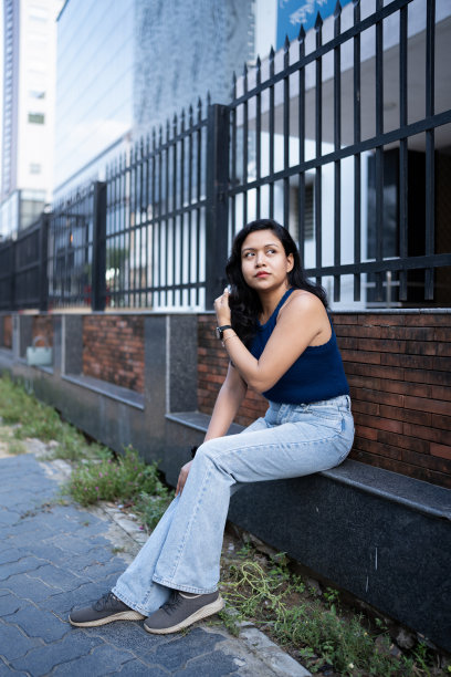 微笑的金发女孩直发在城市背景图片下载