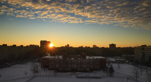 日出全景在黄金时段与住宅城区图片下载