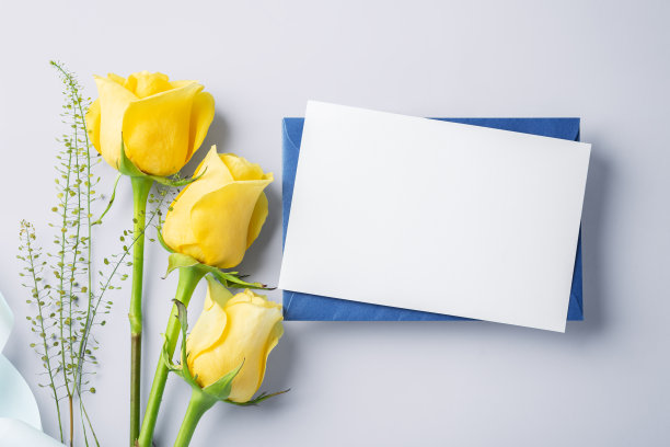 卡片上有信封和黄玫瑰，父亲节快乐卡片的背景图片下载