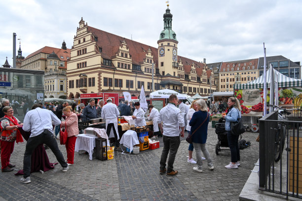 莱比锡每周集市在莱比锡的集市广场上，可以看到老市政厅。图片下载