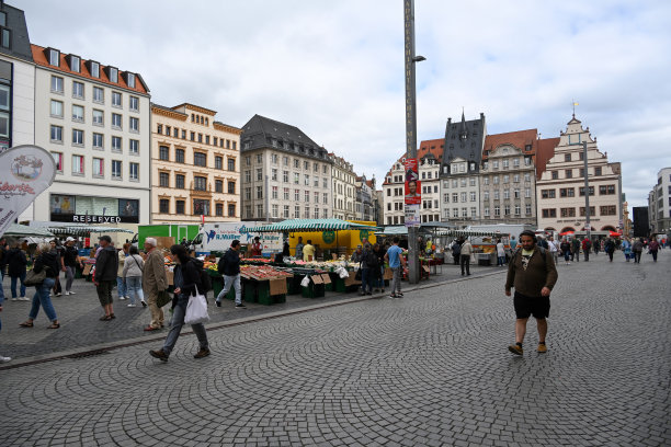 莱比锡每周集市在莱比锡的集市广场上，可以看到老市政厅。图片下载