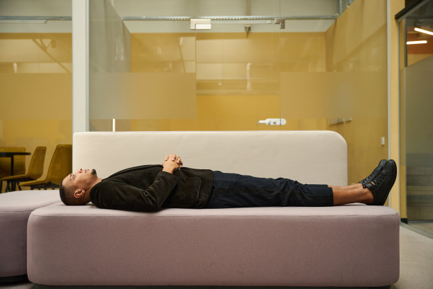 冷静的男人躺在沙发上抬头看图片下载