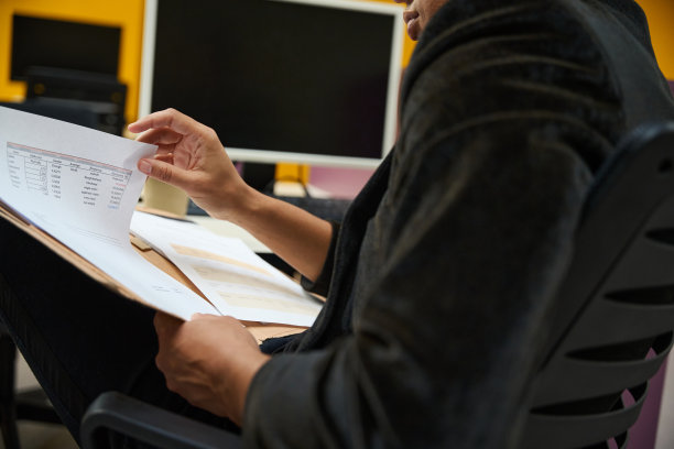 办公室工作人员坐在那里检查会计文件的裁剪图片图片下载