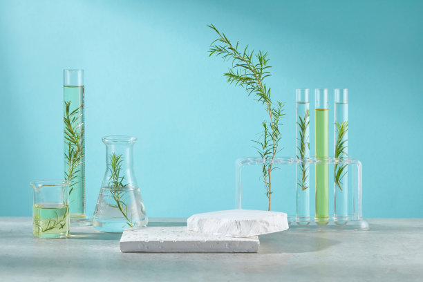 创意模板设计的广告图片为茶树提取物化妆品，在蓝色的背景。用于展示的大型空展示台，两侧装饰有实验室工具图片下载