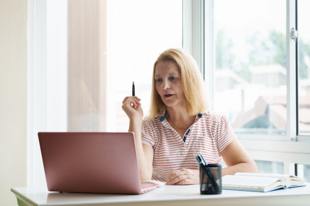 有电脑的女人。电脑前的职场女性图片下载