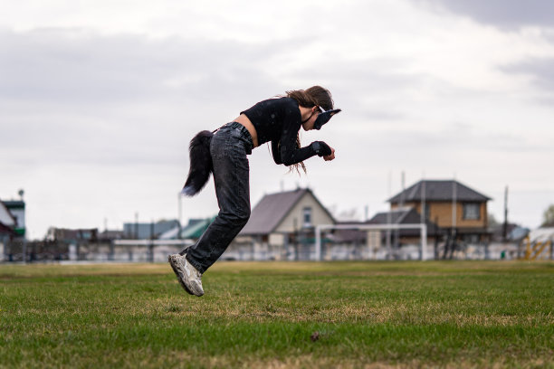 戴着猫面具和手套的少女在做Quadrobics。戴着猫面具的女孩跳得像只猫图片下载