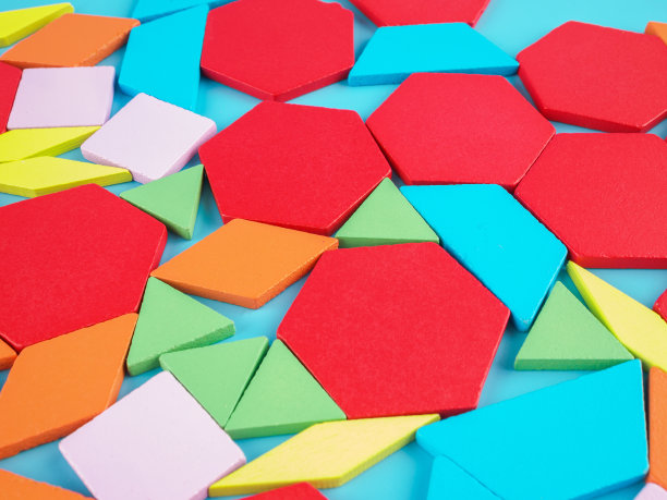 儿童用木块制作的木制游戏套装，颜色多样图片下载