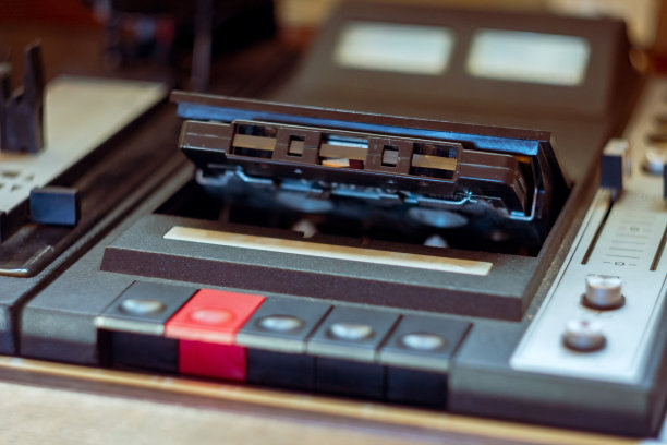 古董复古播放器的磁带和黑胶唱片，收音机，特写微距图片下载