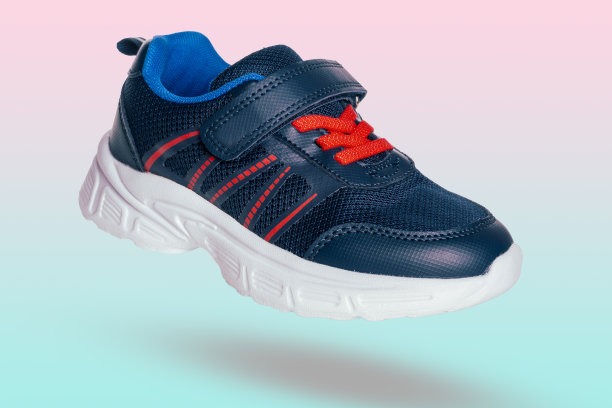 运动鞋舒适，鞋底柔软，童鞋休闲孤立图片下载