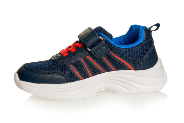 运动鞋舒适，鞋底柔软，童鞋休闲，孤立于白色之上图片下载