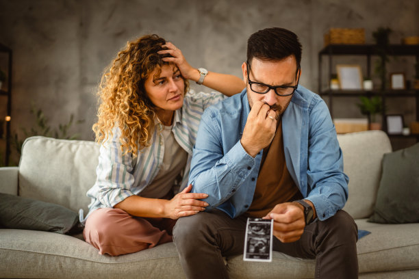 压力大的夫妇坐在一起谈论不想要的孩子的超声波照片图片下载