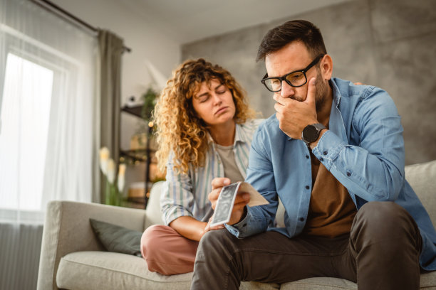 压力大的夫妇坐在一起谈论不想要的孩子的超声波照片图片下载