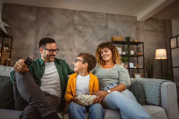 一家三口在家里一起看电影，吃爆米花图片下载